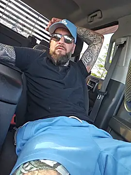 Beardedtattood stripchat live cam model