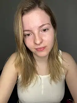 heyitskiara stripchat live cam model