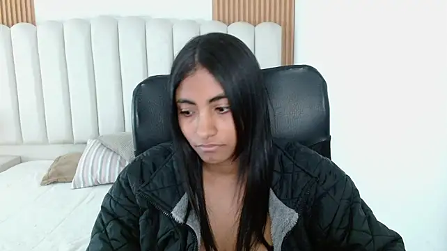 shaneelle stripchat live cam model