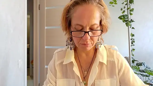 LioraWeiss stripchat live cam model