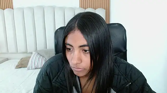 shaneelle stripchat live cam model