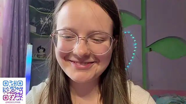 RoseLyyn stripchat live cam model