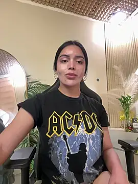 TS-SimplyTheBest stripchat live cam model
