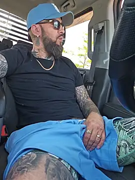 Beardedtattood stripchat live cam model