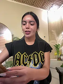 TS-SimplyTheBest stripchat live cam model