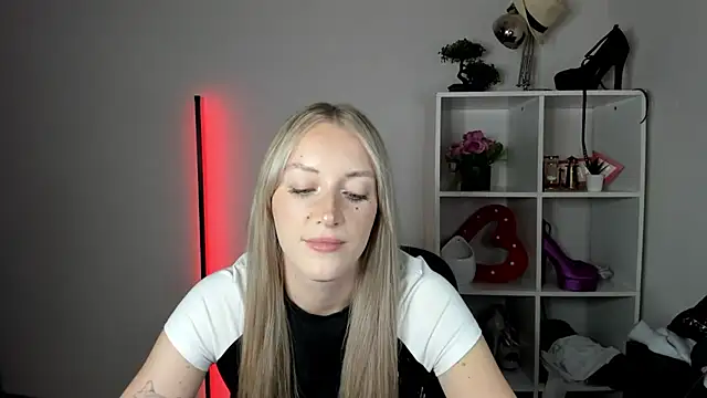 EvelynBlond stripchat live cam model