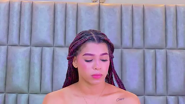 TiaraRosse stripchat live cam model