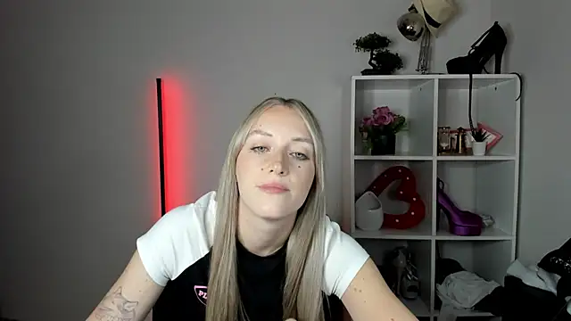 EvelynBlond stripchat live cam model