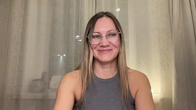 Feyoraa stripchat live cam model