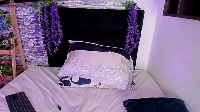eyes_moonn stripchat live cam model