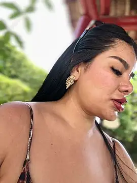 Issane_Peru stripchat live cam model
