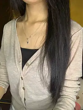 Nhinhi18 stripchat live cam model