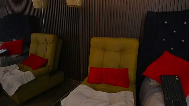YlecyLeon stripchat live cam model