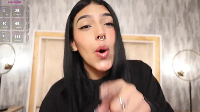 Naomi-Collins stripchat live cam model
