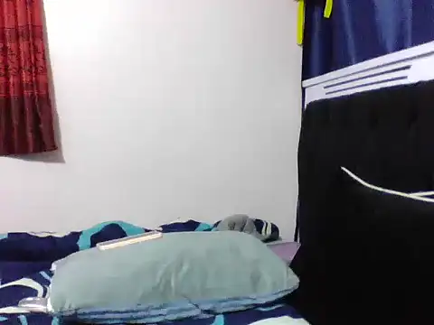 Queennyams stripchat live cam model