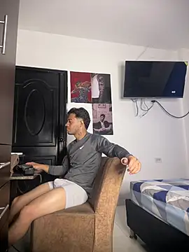 Enzomoretti__ stripchat live cam model