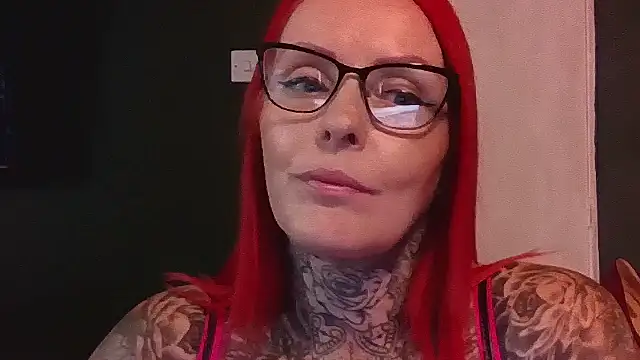 CurvyMatureScarletX stripchat live cam model