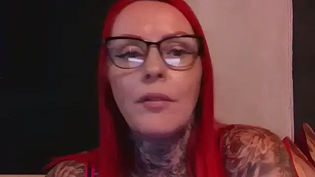 CurvyMatureScarletX stripchat live cam model