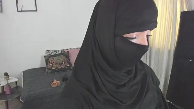Uzra_hayed stripchat live cam model