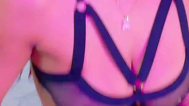 TiaraRosse stripchat live cam model