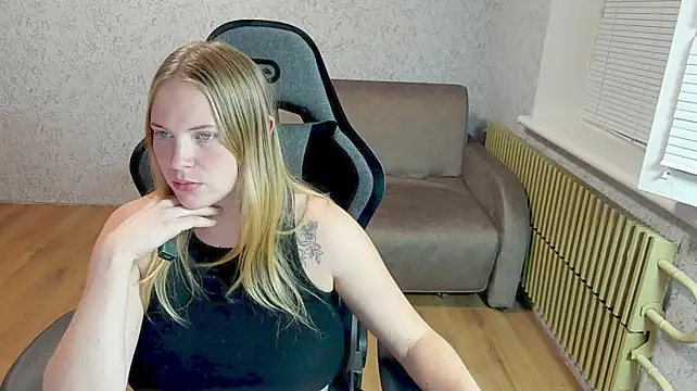 NikkyReyyy stripchat live cam model