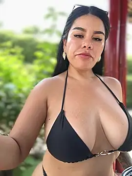 Issane_Peru stripchat live cam model