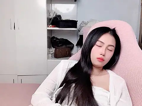 Bella488 stripchat live cam model