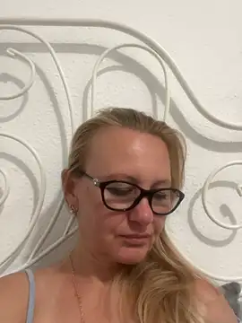 SunnyAmelia45 stripchat live cam model