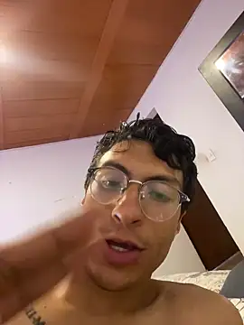 ApoloCruz stripchat live cam model