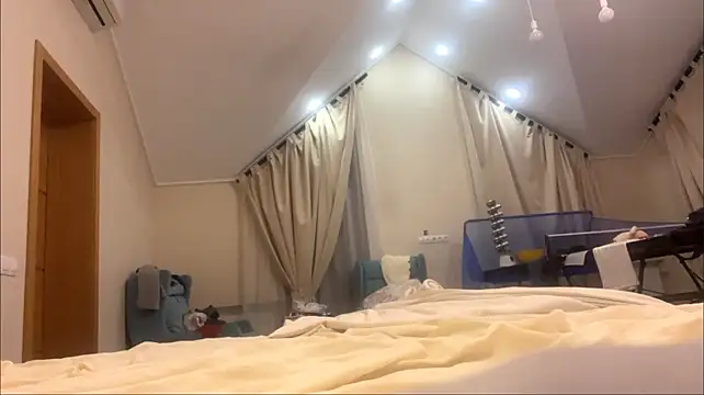 mollyrealay stripchat live cam model