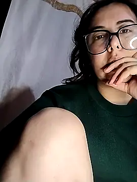 hadita332 stripchat live cam model