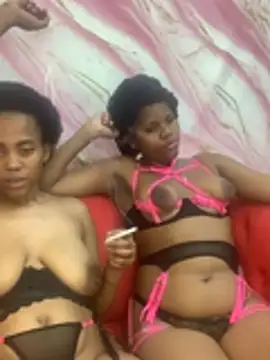 YelloMellow stripchat live cam model