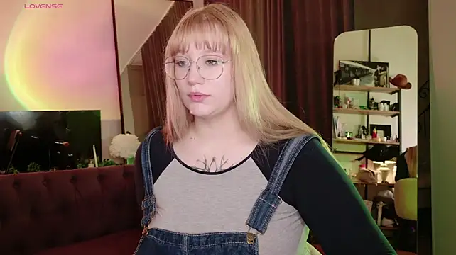 Morvelyn stripchat live cam model