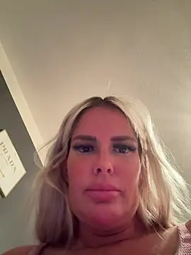 Juliaboobqueen stripchat live cam model