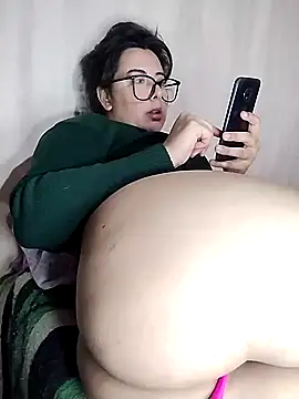 hadita332 stripchat live cam model