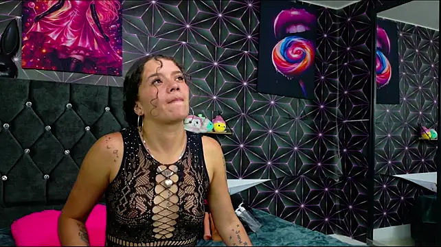 Sharlotshh stripchat live cam model
