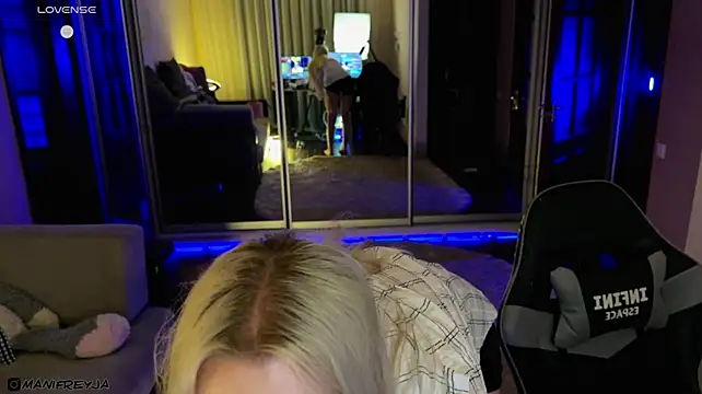 ManiFreyja stripchat live cam model