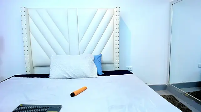 Paulynavera stripchat live cam model