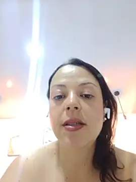 alyjonesoficiall stripchat live cam model