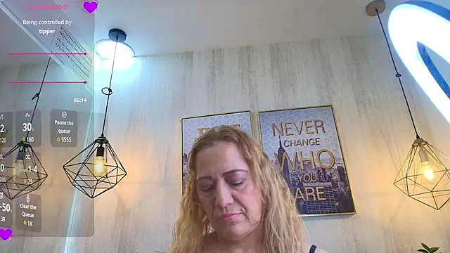 Iris_faster stripchat live cam model