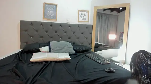Lucy_Milner33 stripchat live cam model