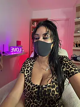 queen-chamss stripchat live cam model