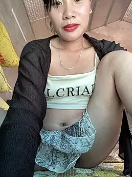Uyen-nhu stripchat live cam model