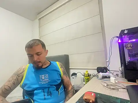 Maximo_Garcia17 stripchat live cam model