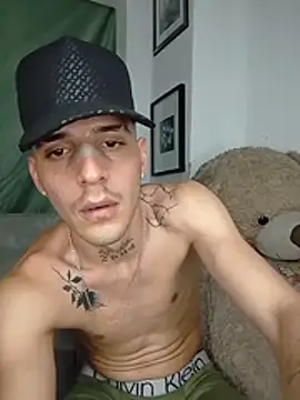 MaxHornyLatin stripchat live cam model