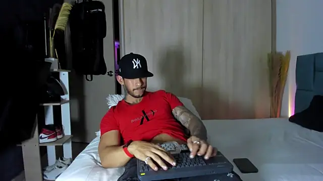 Dammianmiller stripchat live cam model