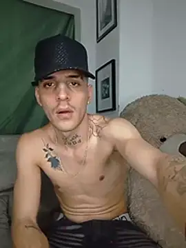 MaxHornyLatin stripchat live cam model