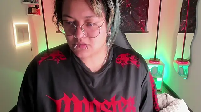 lucky-leah stripchat live cam model