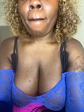 KinkQueenLove stripchat live cam model