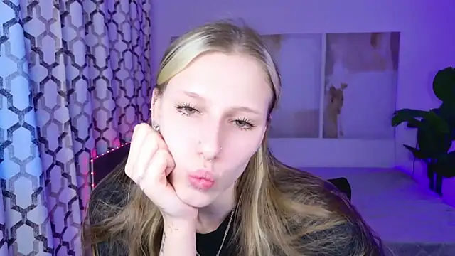 MiaCream stripchat live cam model